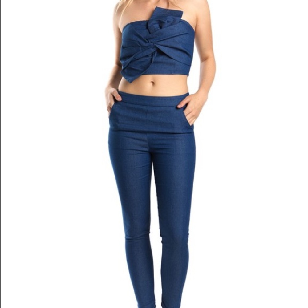 Super cute denim two piece set! 🛍